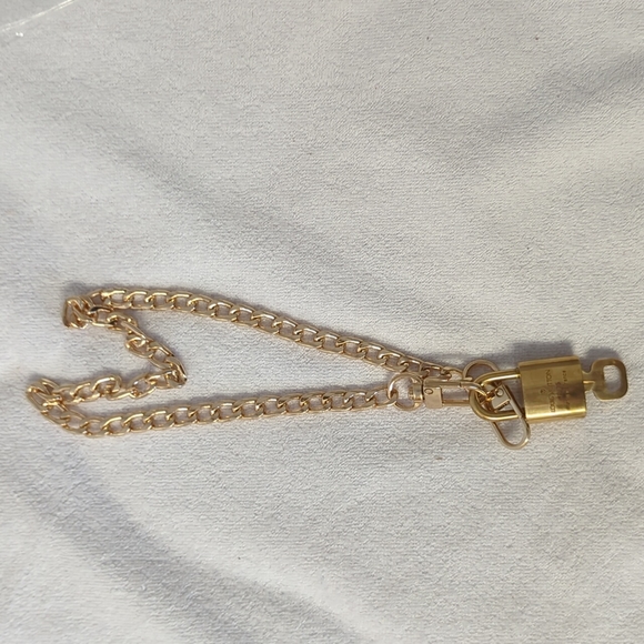 COPY - AUTHENTIC LOUIS VUITTON LOCK & KEY WITH UNBRANDED CHOKER - Picture 3 of 6